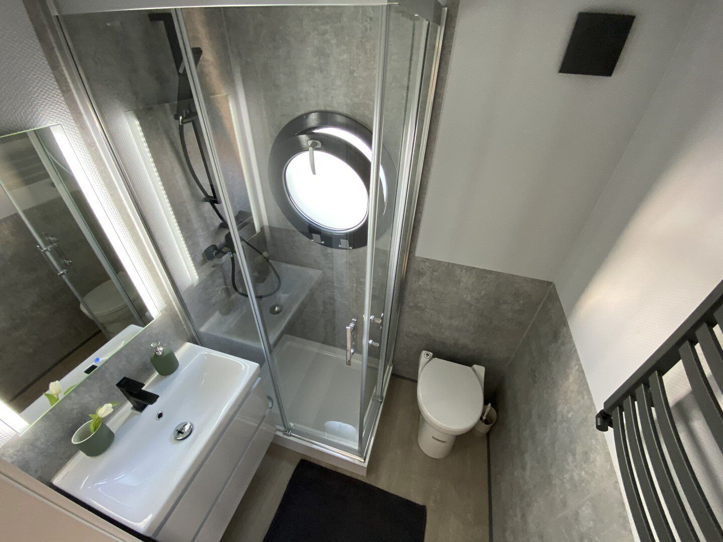 Dusche, Haartrockner, Handtücher, Seife