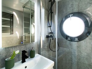 Een douche, een haardroger, handdoeken, zeep