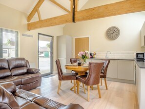 Interior - The Ash - Arnolds Hill (Wingfield)