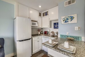 Condo, varias camas, alberca privada, vista al océano | Cocina privada | Refrigerador, microondas, horno y parrilla de estufa