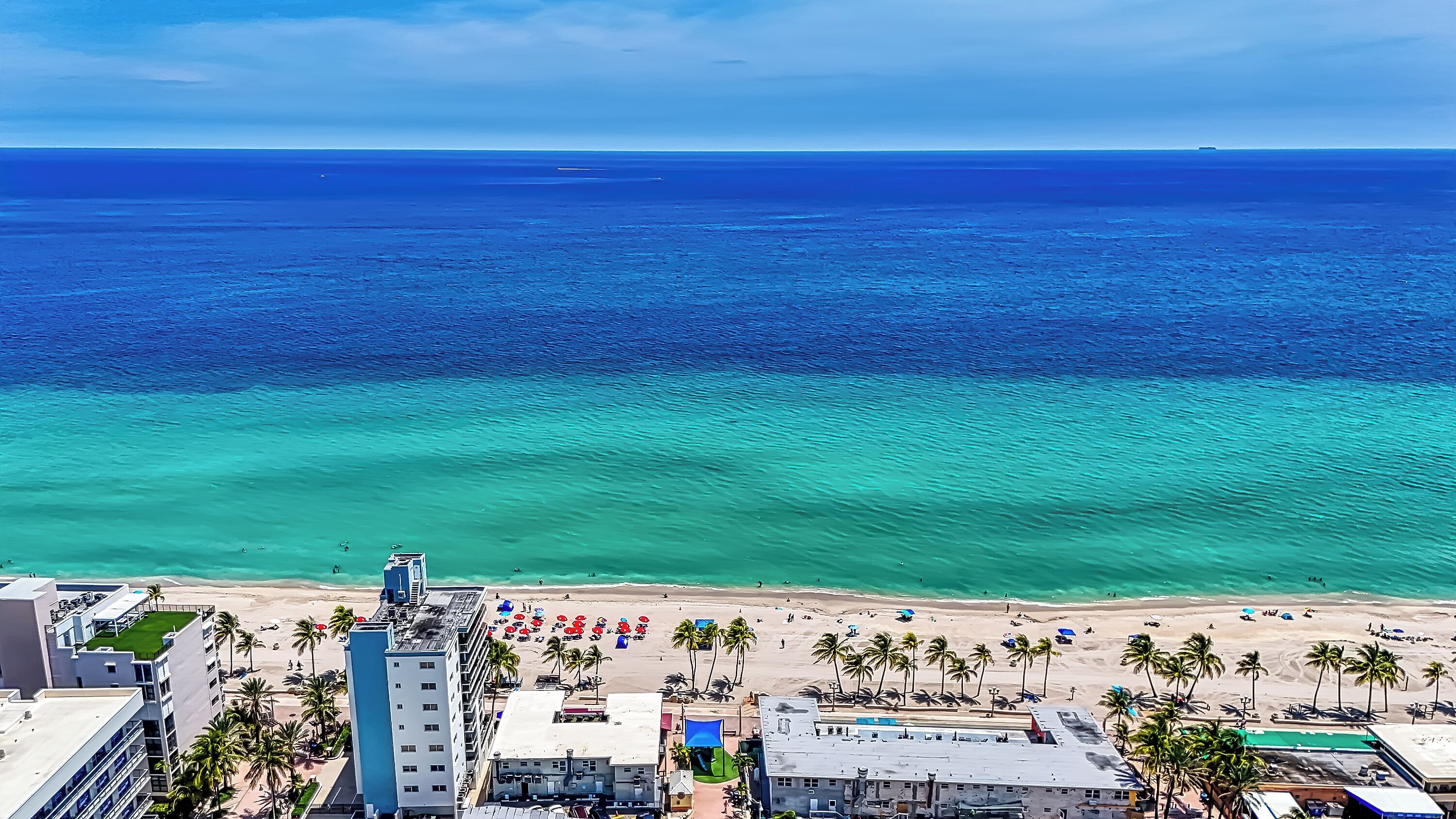 På stranden, liggestole, badehåndklæder