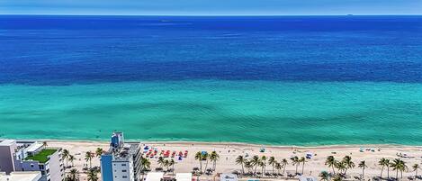 På stranden, solsenger og strandhåndklær
