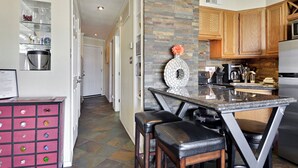Condo (1 Bedroom) | Tiện nghi, dịch vụ nơi lưu trú