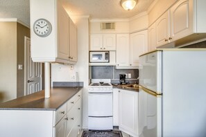 Condo, 1 Queen Bed with Sofa bed, Ocean View | Private kitchen