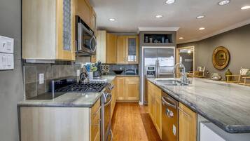 House, Multiple Beds, Balcony | Private kitchen | Fridge, microwave, oven, stovetop