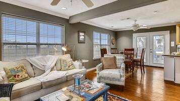 House, Multiple Beds, Balcony | Living area | 40-inch TV with cable channels