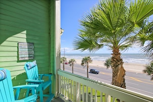 Condo (2 Bedrooms) | Front of property