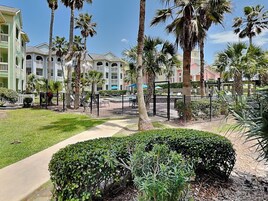 Condo (2 Bedrooms) | Property amenity
