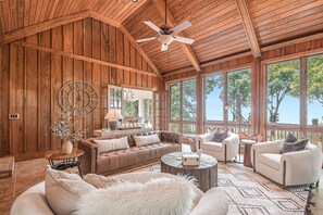 Smart TV, caminetto, tavolo da calcetto