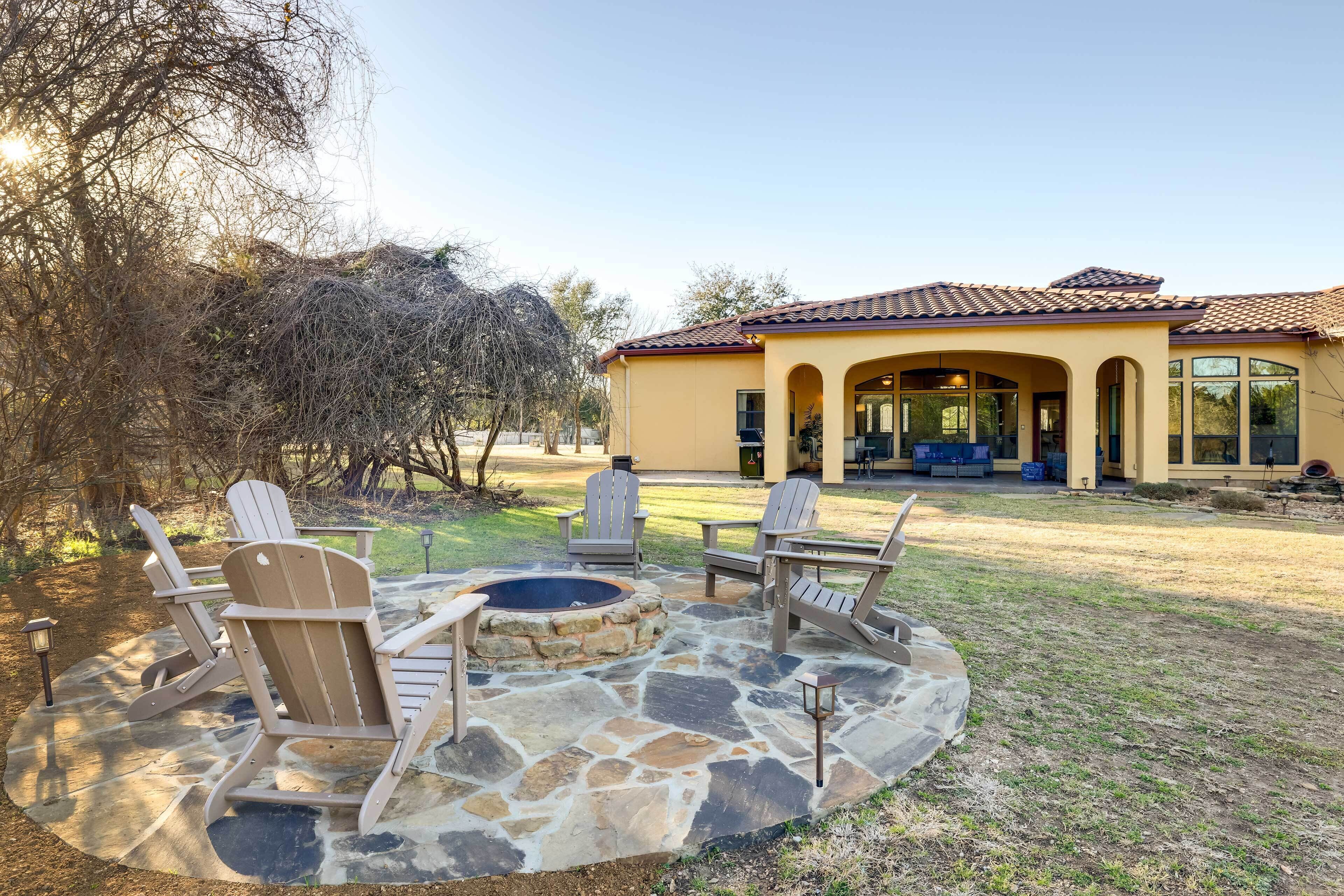 Stylish Home w/ Hot Tub ~ 4 Mi to Canyon Lake