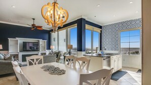 Una cucina moderna con zona pranzo, ampie finestre e vista sul paesaggio.