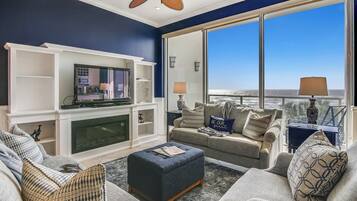 Condo (3 Bedrooms) | Front of property