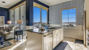 Condo (3 Bedrooms) | Property amenity