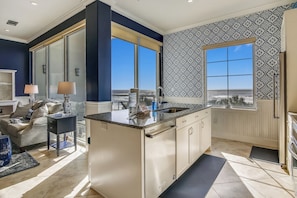 Condo (3 Bedrooms) | Servicio de la propiedad