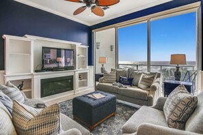 콘도 (3 Bedrooms) | 거실 공간 | 케이블 채널 시청이 가능한 40인치 TV