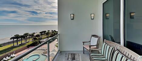 Condo (2 Bedrooms) | Front of property