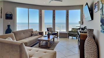 Condo (2 Bedrooms) | Property amenity