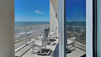 Condo (2 Bedrooms) | Property amenity