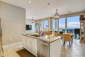 Condo, Plusieurs lits, vue sur l’océan | Cuisine privée | Réfrigérateur, four à micro-ondes, un four, surface de cuisson