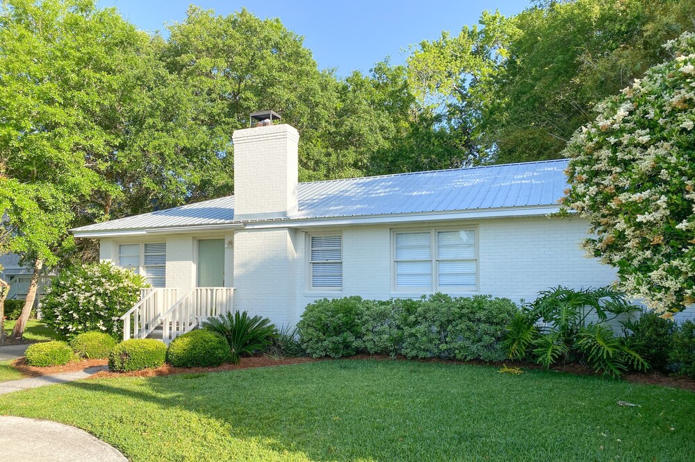 3BR/2BA Cottage Walk to Pier/Village Pup Friendly