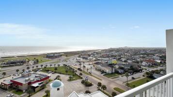 Condo (3 Bedrooms) | Property amenity