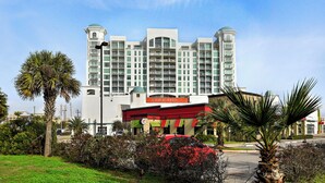 A multi-story hotel with a central atrium and balconies. - Emerald 1111 by Ryson Vacation Rentals (Galveston)