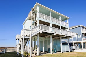 Un bâtiment à deux étages doté d’un balcon, d’un porche couvert et d’un garage.