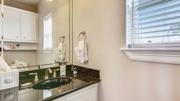 House (3 Bedrooms) | Property amenity