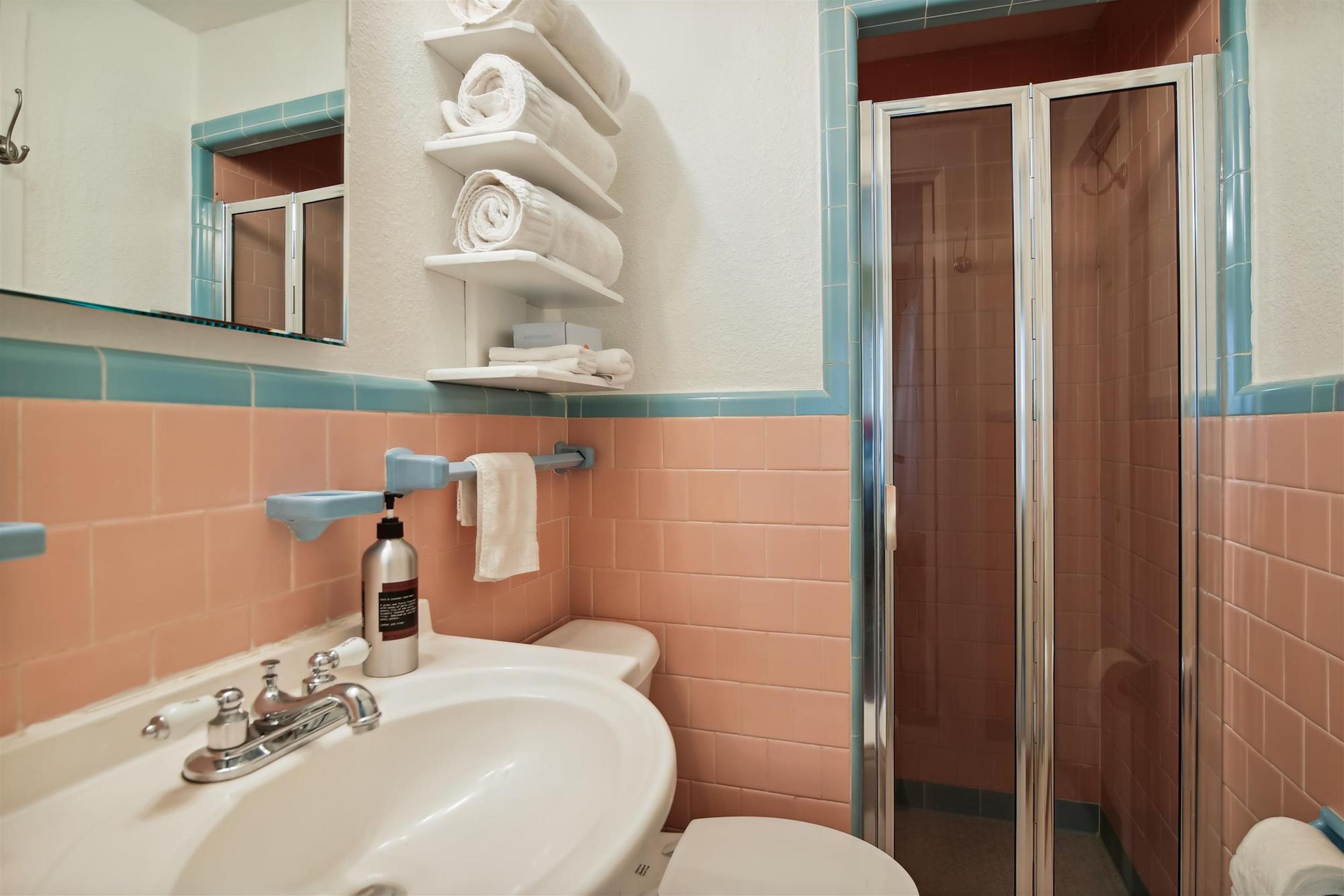 Une salle de bain équipée d’un lavabo, de toilettes et d’un espace douche.