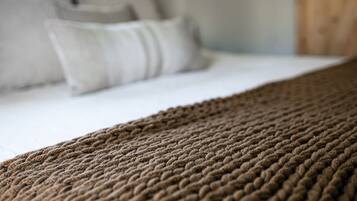Detailaufnahme eines strukturierten, braunen Teppichs in einem Hotelzimmer.