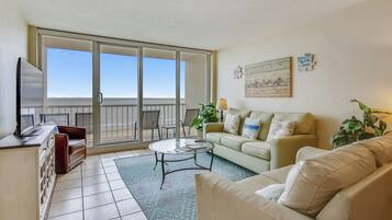 Condo (2 Bedrooms) | Property amenity