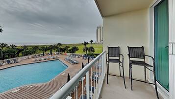 Condo (2 Bedrooms) | Front of property