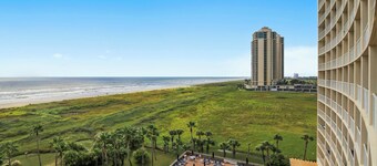 Galvestonian 112 - Beachfront Hideaway