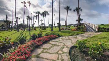 Condo (2 Bedrooms) | Property amenity