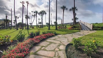 Condo (2 Bedrooms) | Property amenity