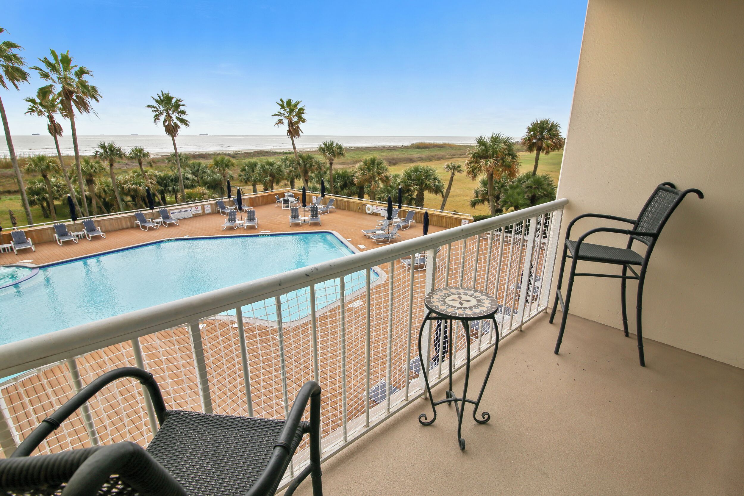 Condo (2 Bedrooms) | Front of property