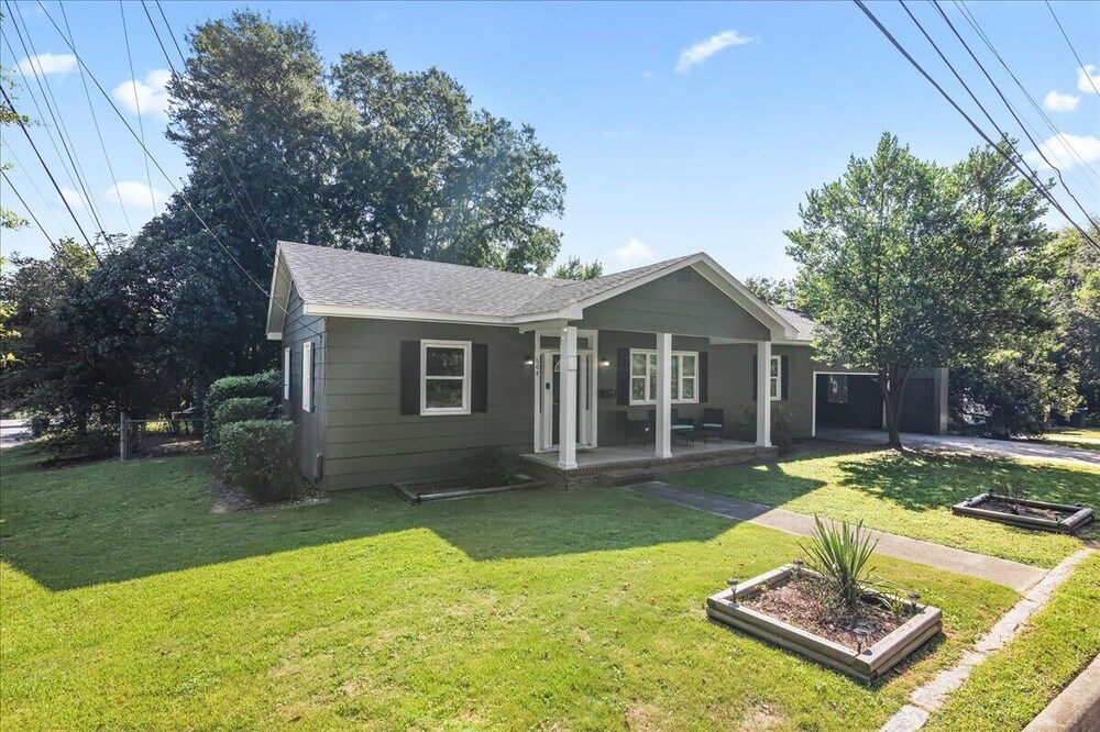 4BR Luxurious & Relaxing w/Fenced in Backyard
