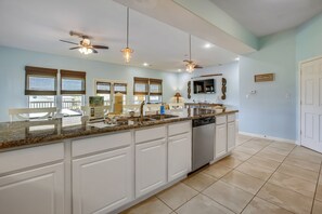 Casa, varias camas, balcón, vista al océano | Cocina privada | Refrigerador, microondas, horno y parrilla de estufa