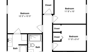 Ein Grundriss mit einem Wohnzimmer, zwei Schlafzimmern, einer Küche und einem Badezimmer.
