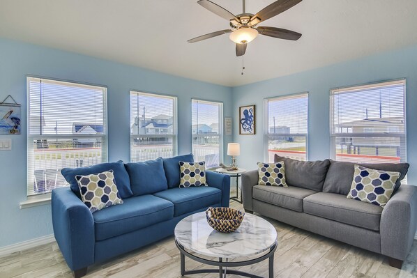 House, Multiple Beds, Ocean View | Living area | 40-inch TV with cable channels - Grace's Getaway (Galveston)