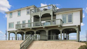 House (6 Bedrooms) | Front of property