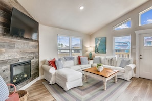 House, Multiple Beds | Living room | 40-inch TV with cable channels, fireplace