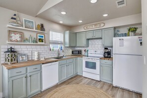 House, Multiple Beds | Private kitchen | Fridge, microwave, oven, stovetop