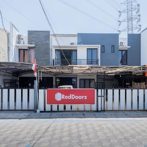 Exterior - OYO Flagship 90524 Holistay Surabaya New (Surabaya)