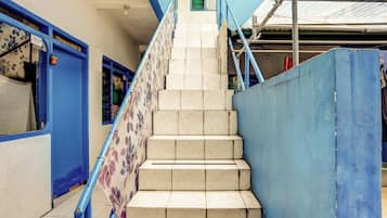 Una escalera con barandillas azules que conduce a una puerta con el número 10.