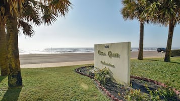 Condo (3 Bedrooms) | Property amenity