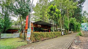 A wooden building with a sign reading "OYO" and a welcome sign. - OYO 90474 Caravan Camp (Batu)
