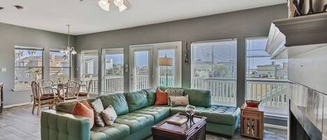 House (4 Bedrooms) | Living area | 43-inch TV with cable channels