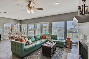 House (4 Bedrooms) | Ruang tamu | 43 inci televisyen dengan kabel 