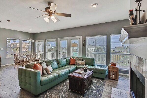 Casa (4 Bedrooms) | Área de sala de estar | Televisión de 43 pulgadas con canales por cable 